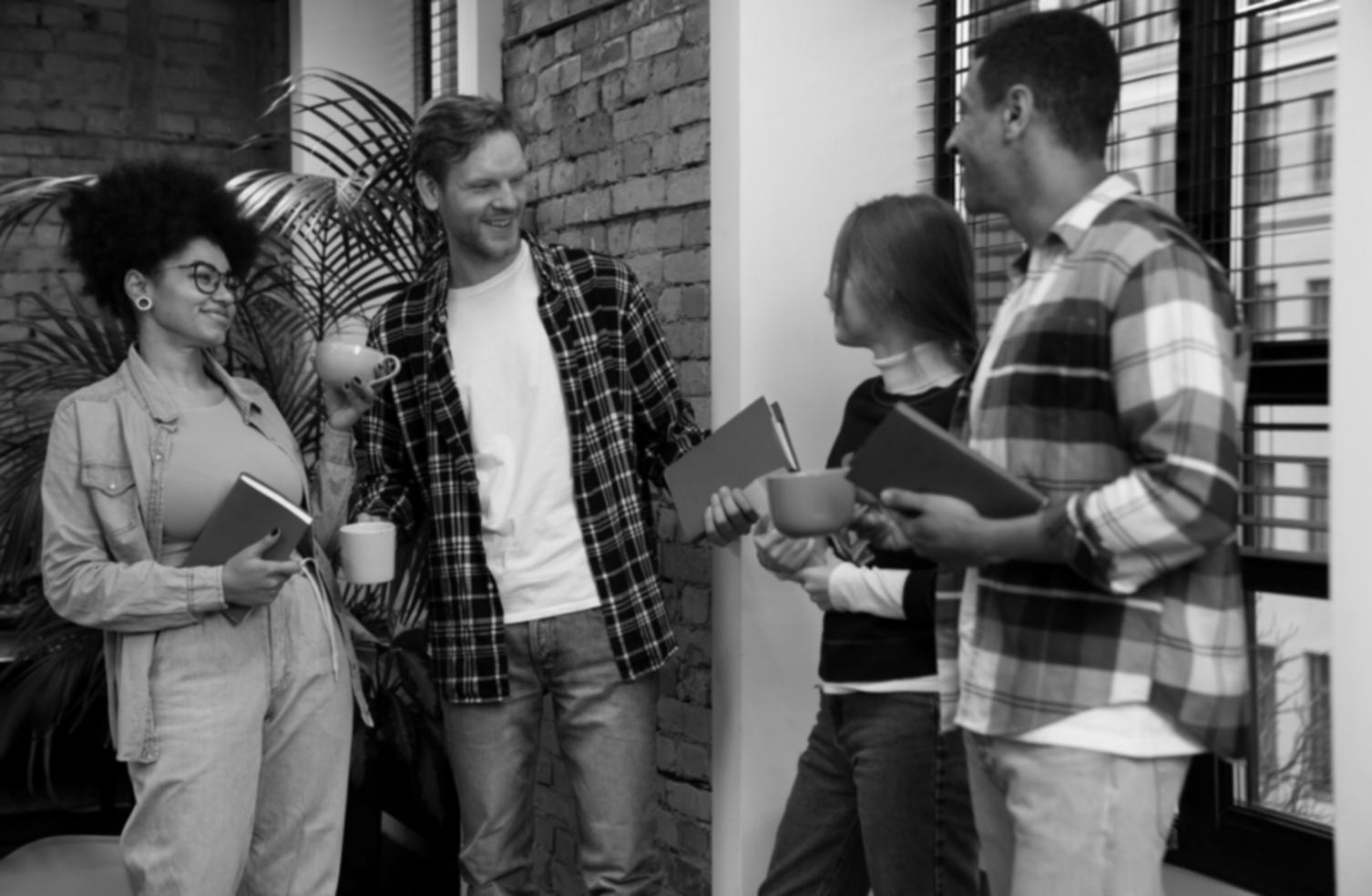 Gruppe von Menschen bei einer Intuitionsentwicklung-Veranstaltung in entspannter Atmosphäre