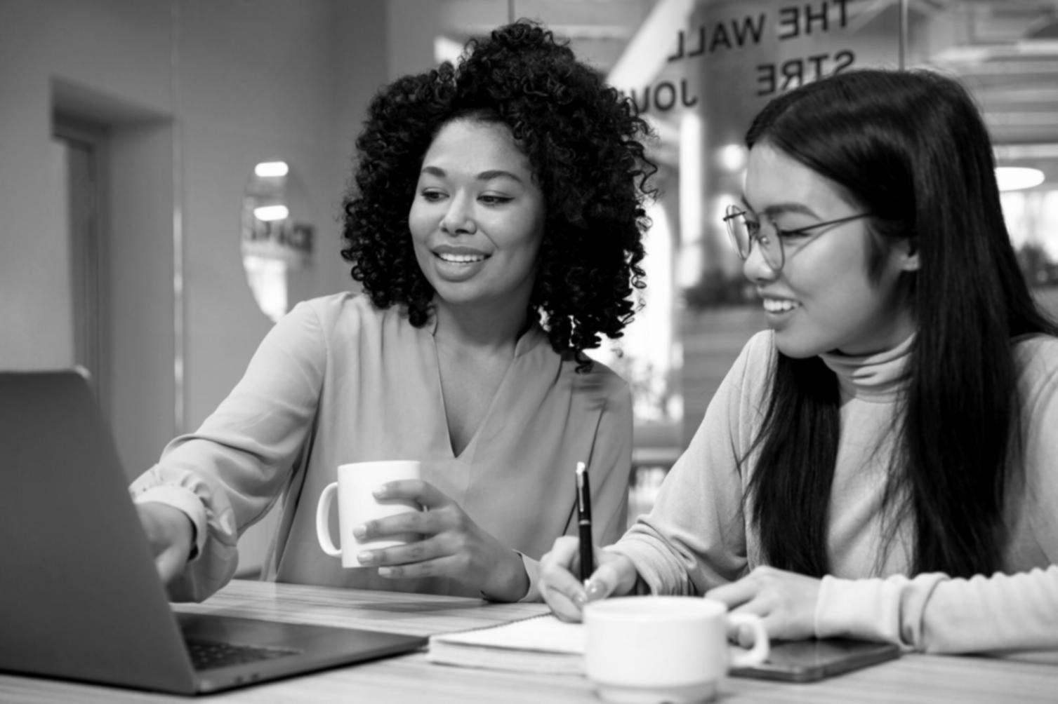 Person in meditativer Haltung beim Entwickeln der Intuition